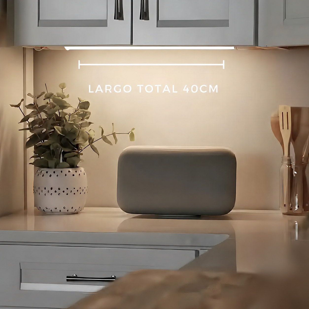 Lúmina: largo total 40 cm iluminando la mesada de la cocina bajo el mueble